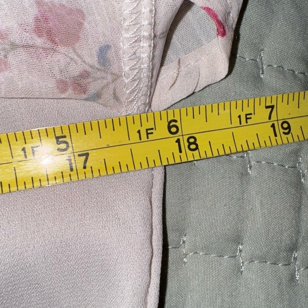 Blue Rain Floral Blouse Francesca’s- Cream and Pink floral. Size XS. VVGUC - Picture 7 of 9